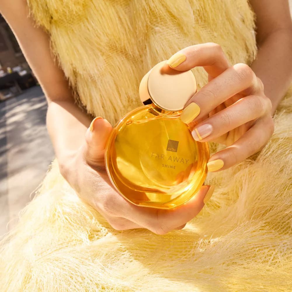 model holding avon far awy shine 50 ml